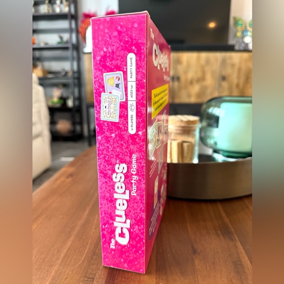 Clueless Party Game - Picture 2 of 5